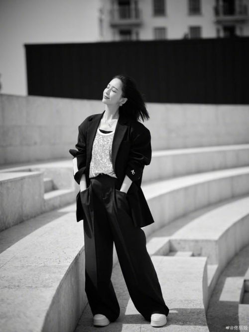 佟丽娅晒夏日都市风随拍 墨镜短发飒爽精致